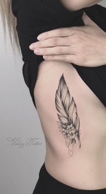 Tatouage plume sur les côtes